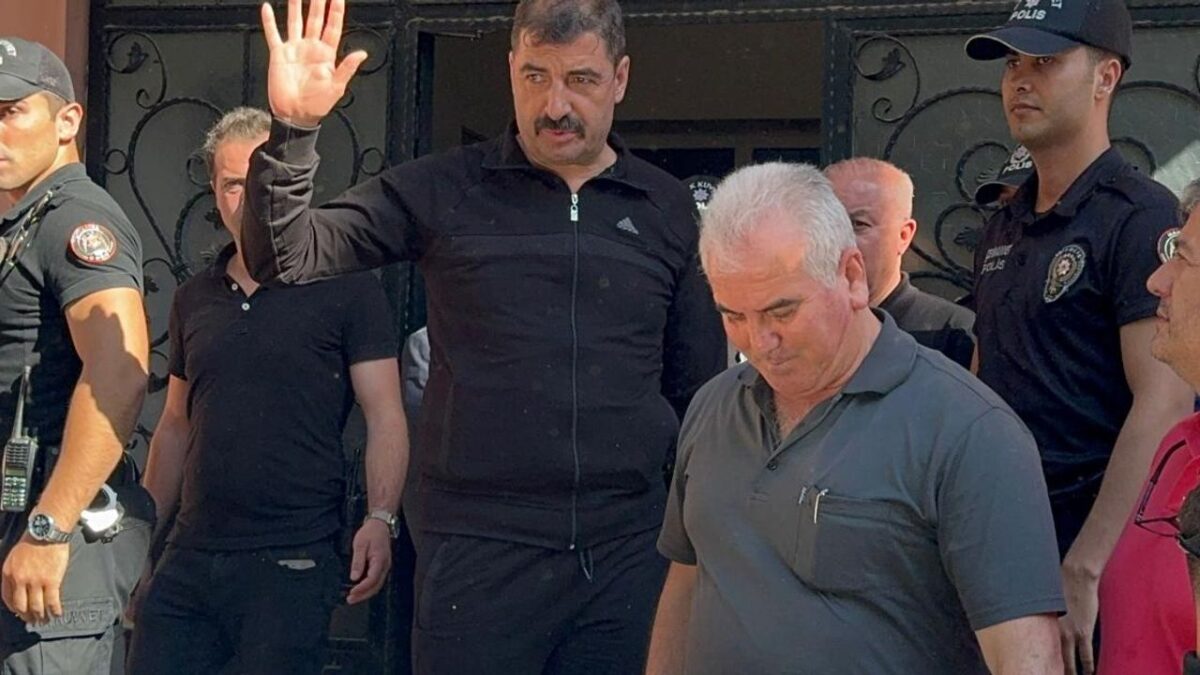 Belediye başkanından sert tepki: İtlerin yanında it bol bulunur!