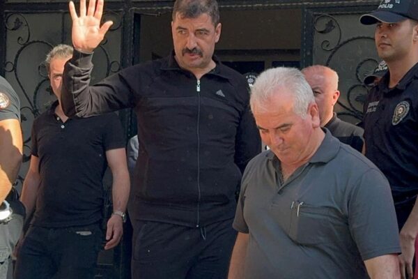 Belediye başkanından sert tepki: İtlerin yanında i...
