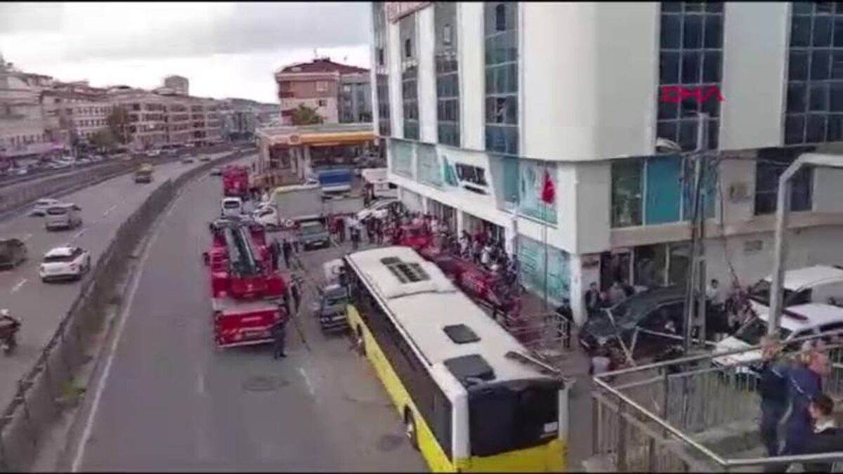 Otobüs durağa girdi: Yaralılar var! Otobüs durağa girdi: Yaralılar var!