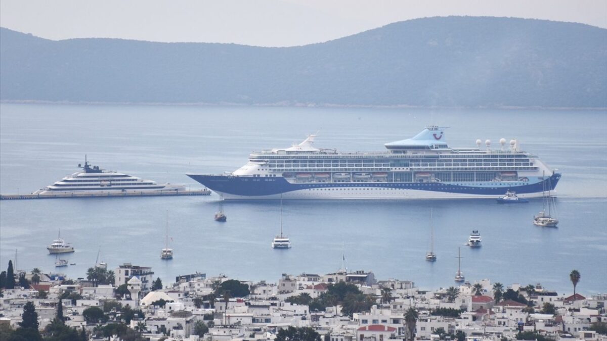 Bodrum’a iki dev kruvaziyer yanaştı Bodrum’a iki dev kruvaziyer yanaştı