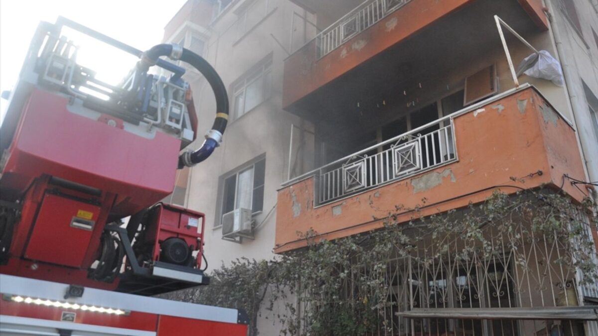 İzmir’de yangın paniği: Yavru kedi kurtarıldı! İzmir’de yangın paniği: Yavru kedi kurtarıldı!