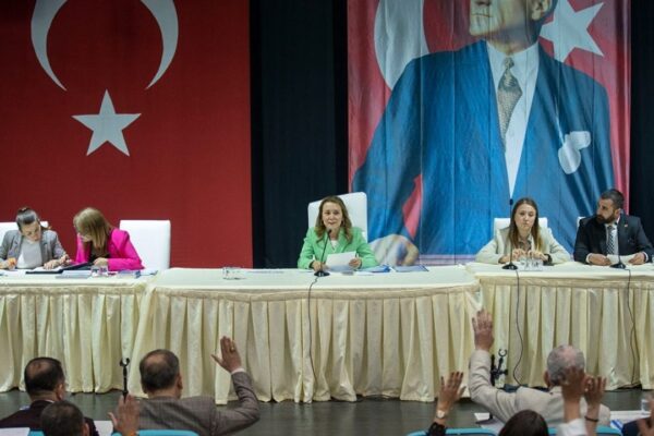 Konak Meclisi’nde TOKİ-İZBETON atışması! Konak Meclisi’nde TOKİ-İZBETON atışması!