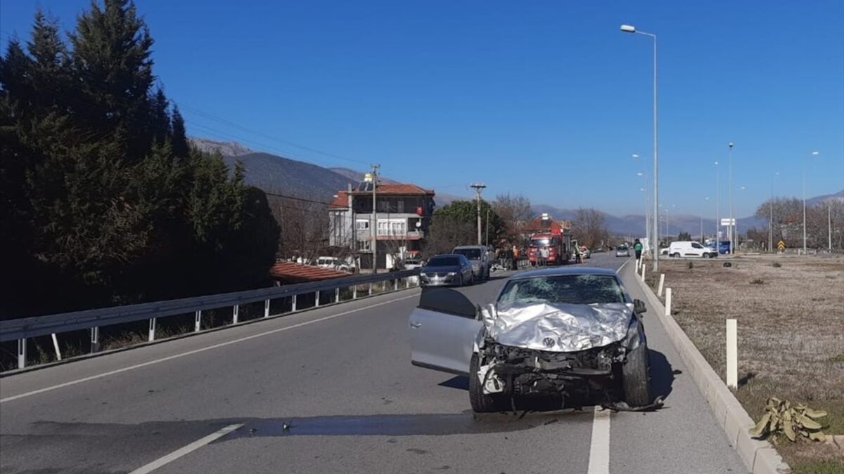 Otomobiller çarpıştı: Feci kazada 1 can kaybı! Otomobiller çarpıştı: Feci kazada 1 can kaybı!