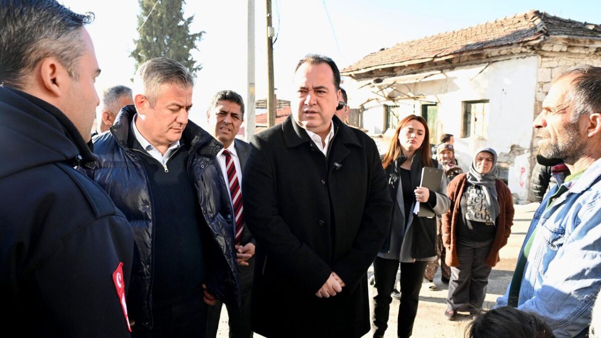 Besim Dutlulu’dan evi yanan aileye ziyaret: Yaraları hep birlikte saracağız Besim Dutlulu’dan evi yanan aileye ziyaret: Yaraları hep birlikte saracağız