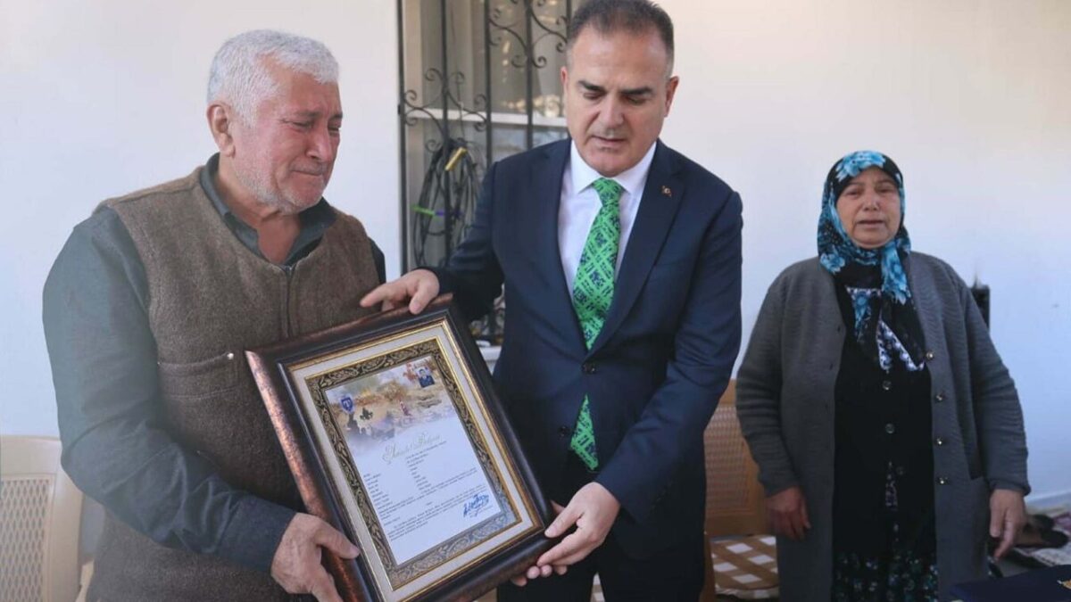 Şehit Astsubay Başçavuş Emrah Kuran’ın şehadet belgesi ailesine teslim edildi Şehit Astsubay Başçavuş Emrah Kuran’ın şehadet belgesi ailesine teslim edildi