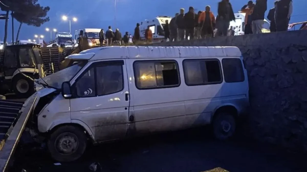 İşçi servisiyle otomobil çarpıştı: 1 ölü, 10 yaralı İşçi servisiyle otomobil çarpıştı: 1 ölü, 10 yaralı