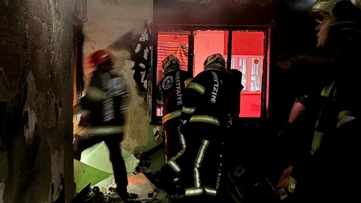 Apartmanda yangın: Mahsur kalan 4 kişi kurtarıldı Apartmanda yangın: Mahsur kalan 4 kişi kurtarıldı