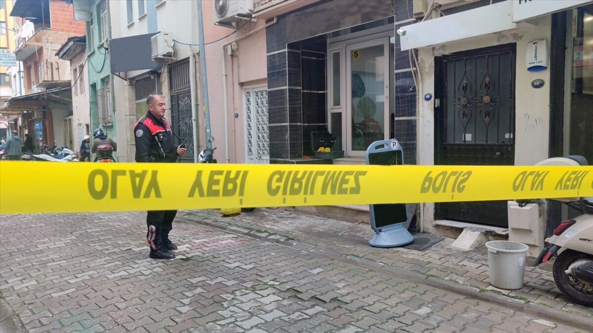 Emlak ofisinde silahlı kavga: 2 kişi ağır yaralı