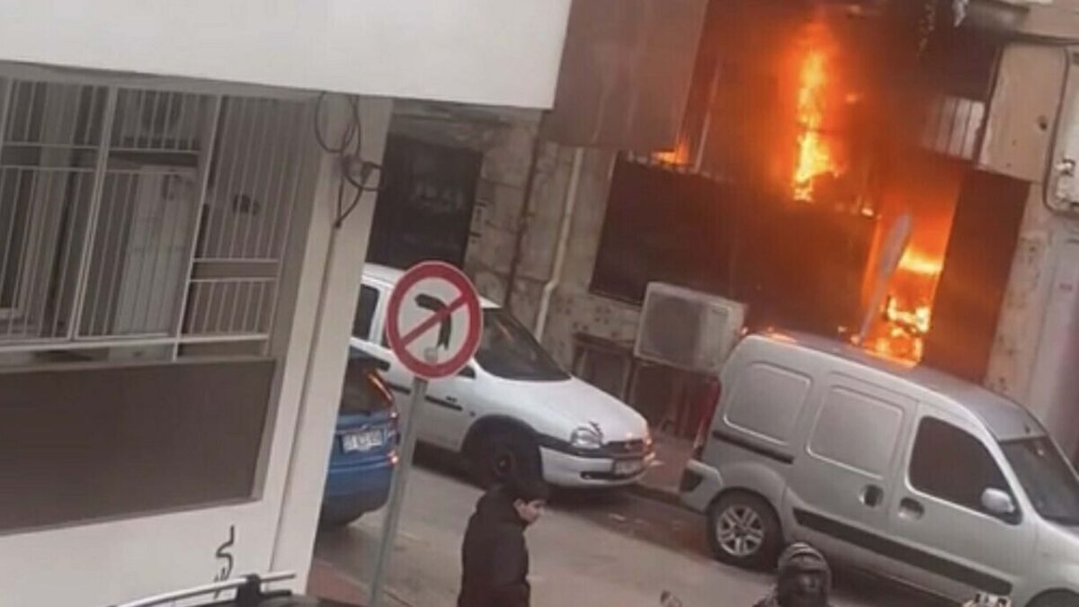 Manisa’da oyun salonu yandı Manisa’da oyun salonu yandı