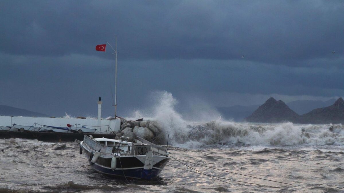 Bodrum’da fırtına: Tekneler karaya oturdu, feribot seferi iptal edildi Bodrum’da fırtına: Tekneler karaya oturdu, feribot seferi iptal edildi