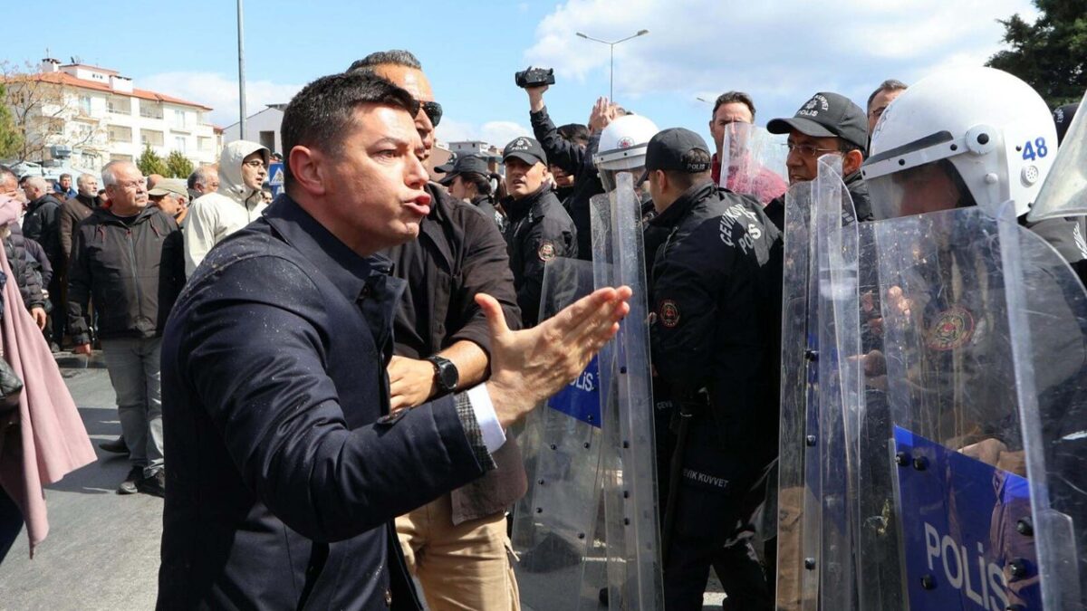 CHP’li belediye başkanına polise hakaretten ceza! CHP’li belediye başkanına polise hakaretten ceza!