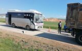 Minibüs kamyona çarptı: 3 kişi yaralandı