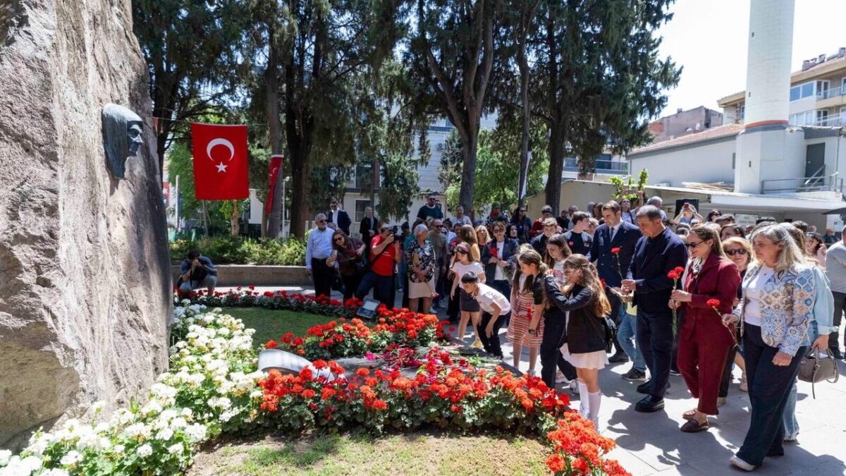 Tugay’dan Anneler Günü’nde Zübeyde Hanım’a anlamlı mesaj: Hepimiz sizin çocuklarınızız Tugay’dan Anneler Günü’nde Zübeyde Hanım’a anlamlı mesaj: Hepimiz sizin çocuklarınızız
