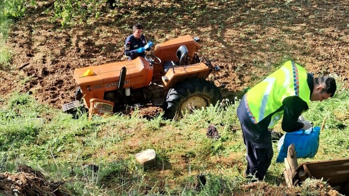Traktör şarampole devrildi: 1 kişi can verdi Traktör şarampole devrildi: 1 kişi can verdi