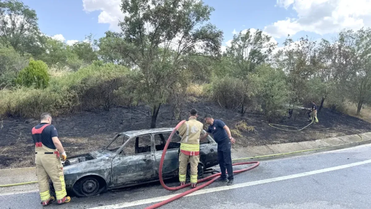 Otomobilde çıkan yangın yol kenarındaki ağaçlara sıçradı Otomobilde çıkan yangın yol kenarındaki ağaçlara sıçradı