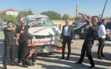 Düğünde arkadaşları, damada hurda otomobil hediye etti
