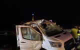 Kamyonet refüje çarptı: 3 yaralı!